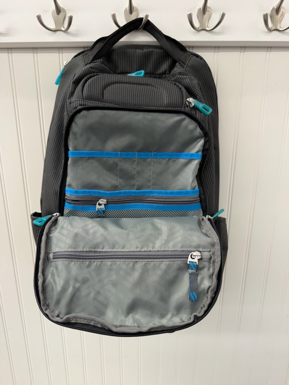 Thule Black Backpack with Teal Accent Zippers - Picture 4 of 6